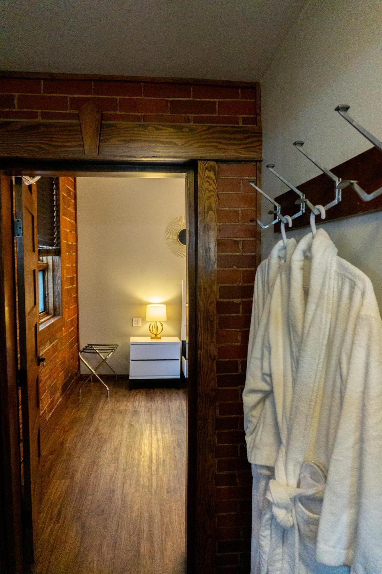 The Baker Hotel クランブルック エクステリア 写真